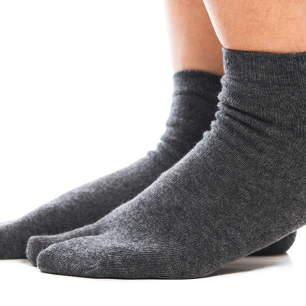 4 Pairs - 2  Black, 2 Gunmetal Grey Ankle Casual V-Toe Flip-Flop Tabi Big Toe Socks